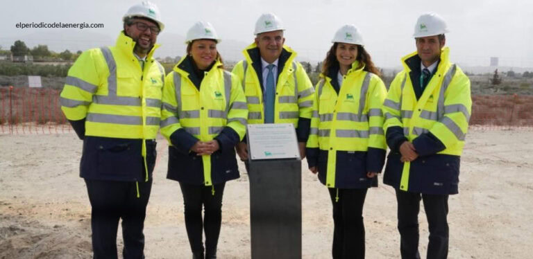 Imagen de los responsables de la implantación de la nueva planta solar en Murcia