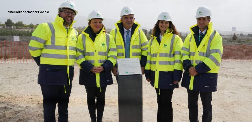 Imagen de los responsables de la implantación de la nueva planta solar en Murcia